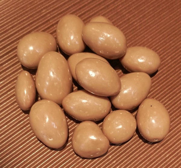 mandelkerne mit Karamellschokolade Trockenfrüchte Nüsse